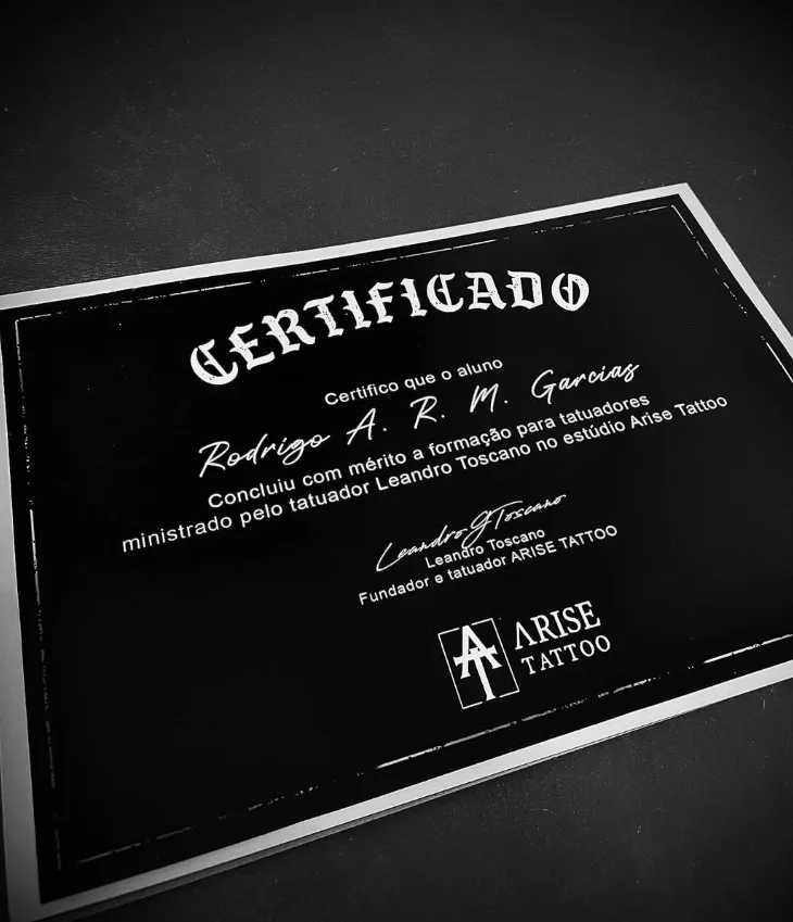 Certificado de formação para tatuadores no estúdio Arise Tattoo