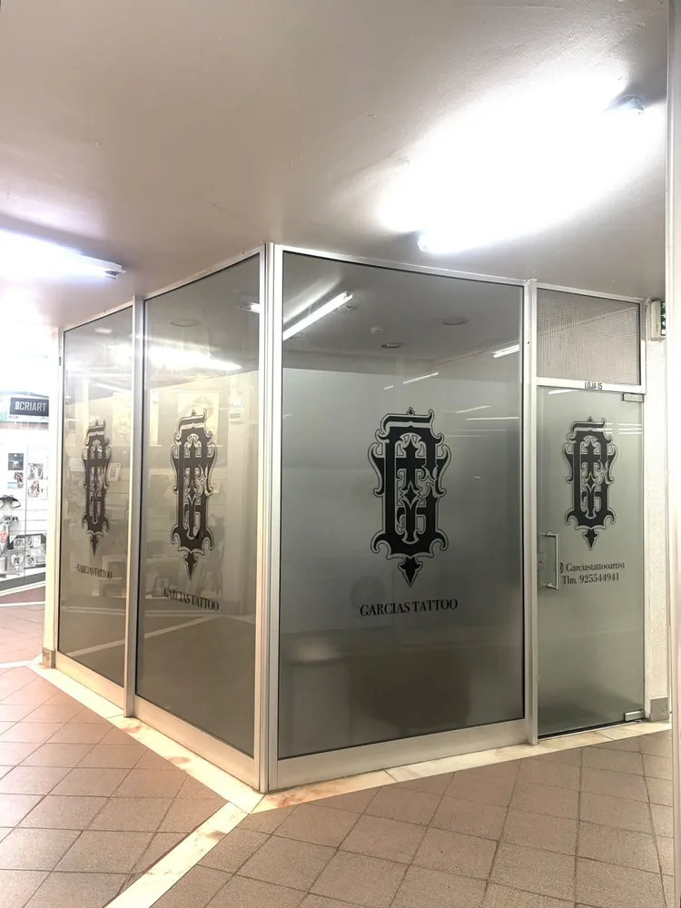 Fachada do estúdio Garcias Tattoo, montra com o logótipo e a Loja 15