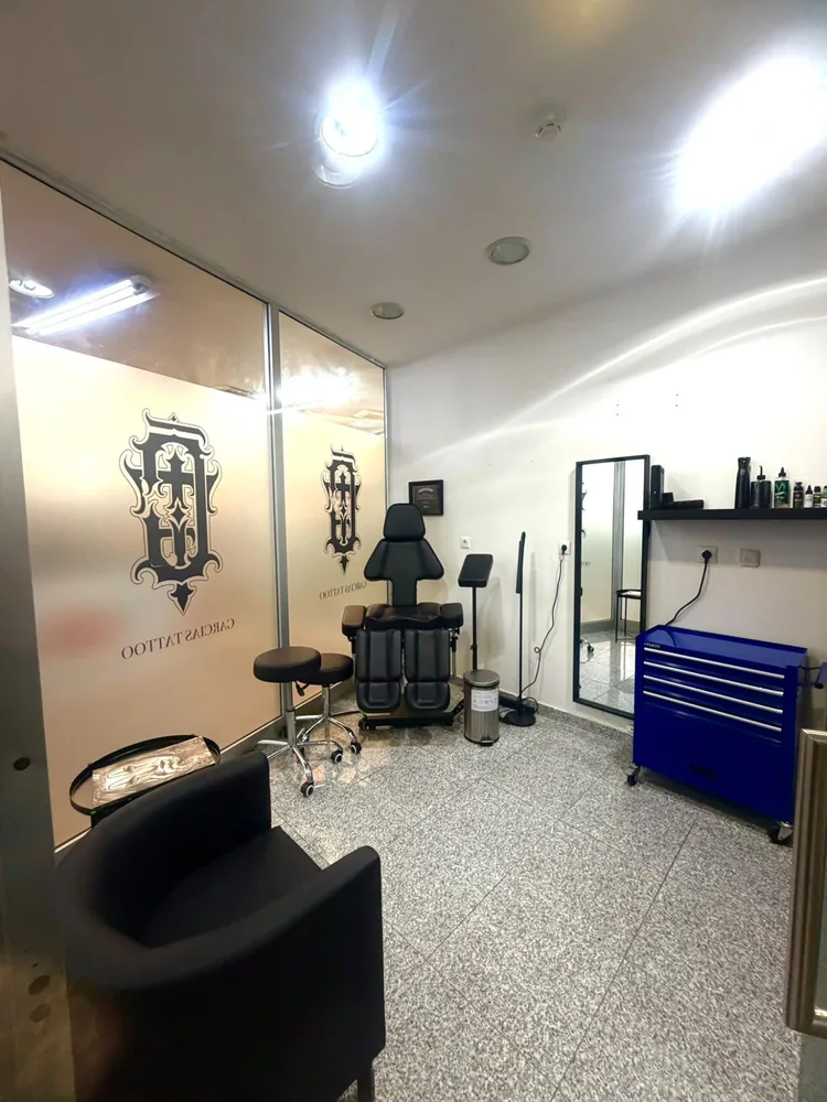 Sala de tatuagem do estúdio, com cadeira de trabalho e material profissional
