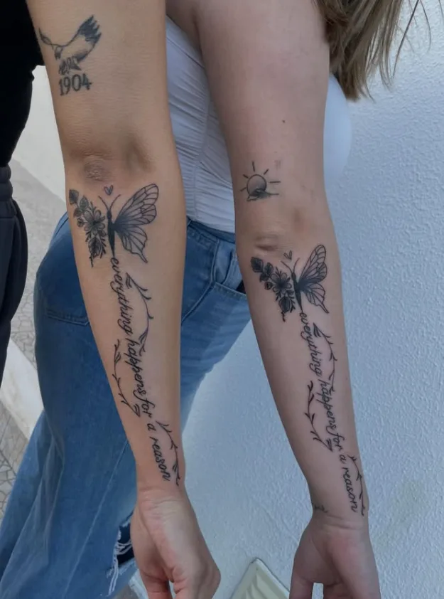 Duas tatuagens fineline iguais em antebraços